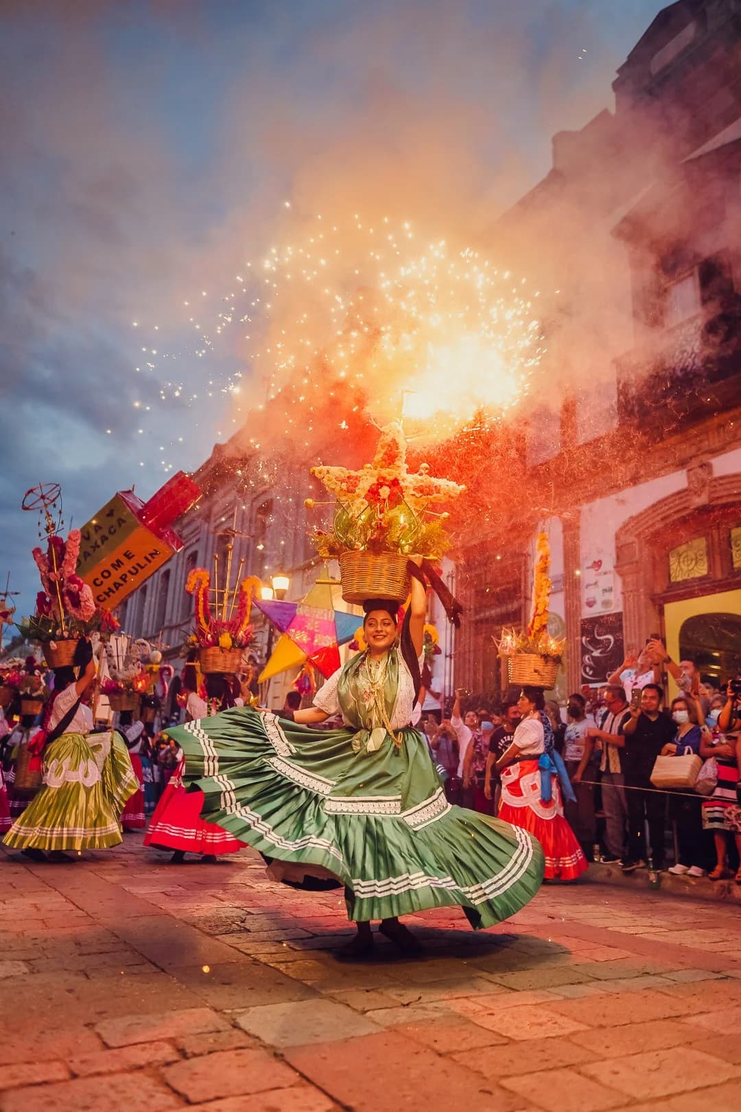 Guía de Supervivencia en la Guelaguetza 2026: consejos de un local para vivir la fiesta sin morir en el intento